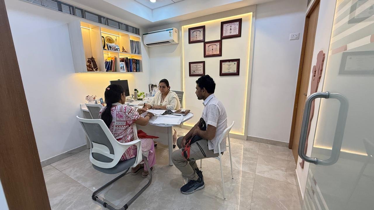 Infertility Specialist in Delhi consulting a couple at a Fertility Clinic in South Delhi